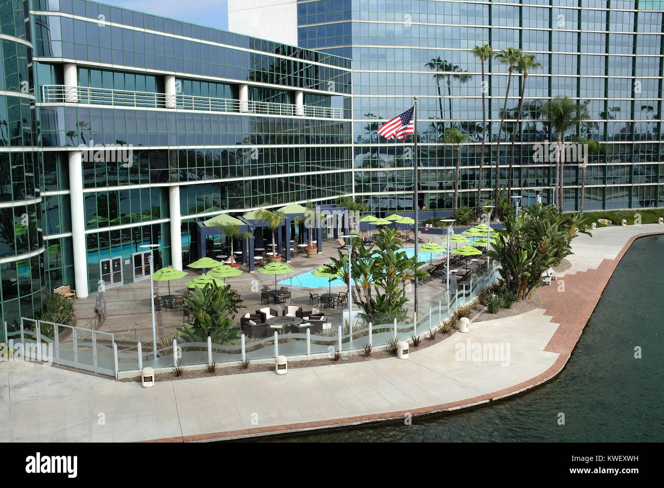 LONG BEACH, CA - 21 febbraio 2015: L'Hotel Hyatt Regency area piscina. Adiacente al Long Beach Convention & Entertainment Center l'hotel dispone di ocean vi Foto Stock