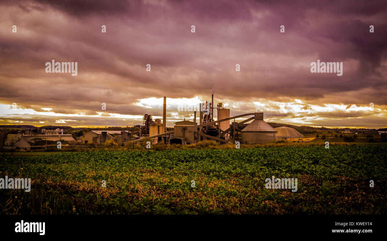 Immagini per le fabbriche in orizzonti con comignoli fumanti , fabbriche con comignoli fumanti regno unito .vecchie fabbriche con sorprendenti skyline Foto Stock