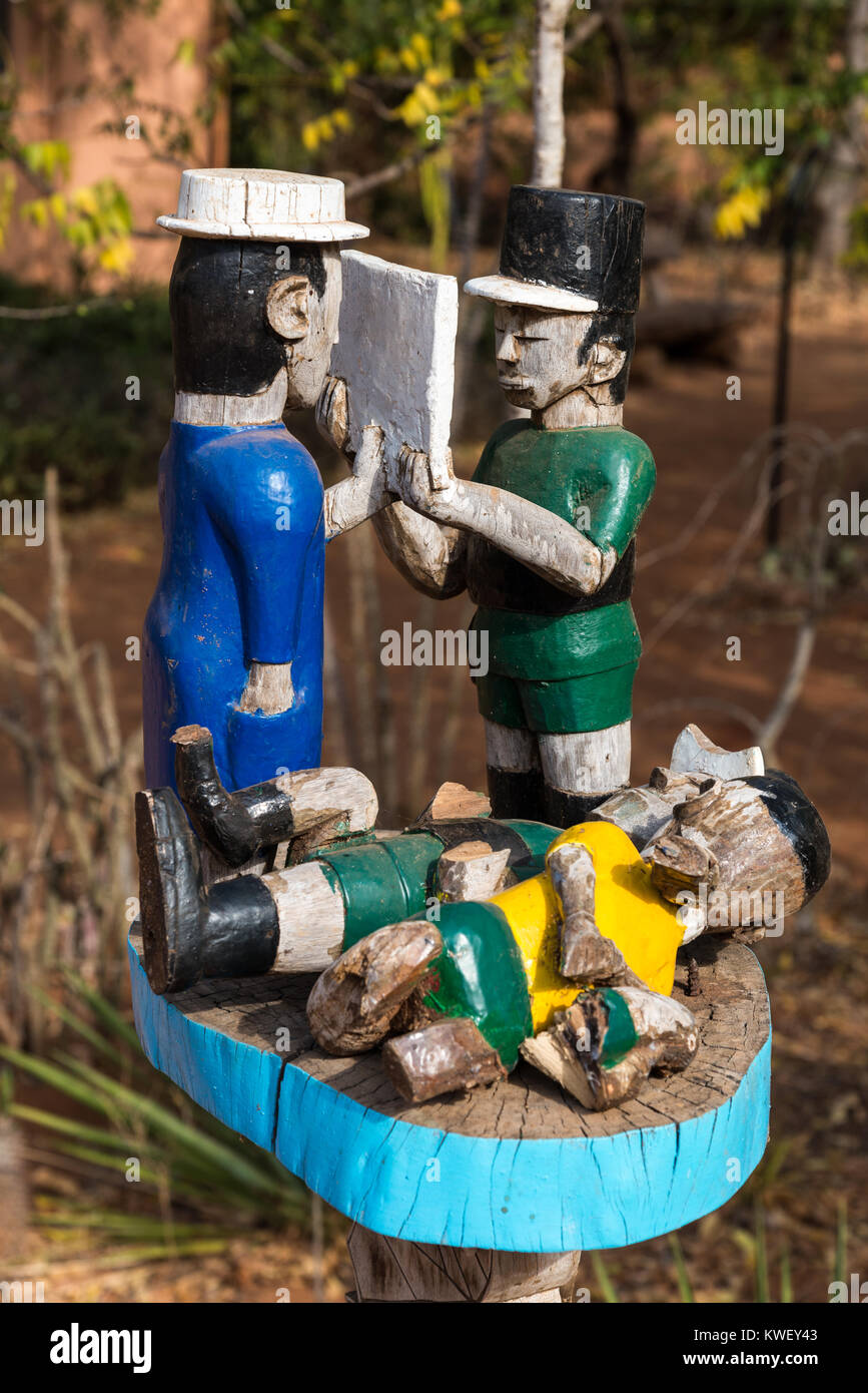 Figure in legno in vernici colorate raffigurano tradizionale vita malgascio. Madagascar, Africa. Foto Stock