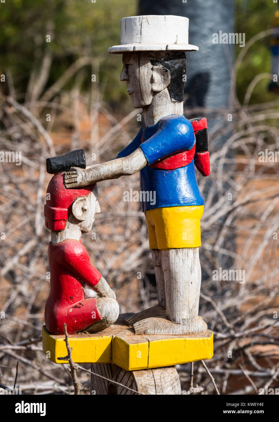 Figure in legno in vernici colorate raffigurano tradizionale vita malgascio. Madagascar, Africa. Foto Stock