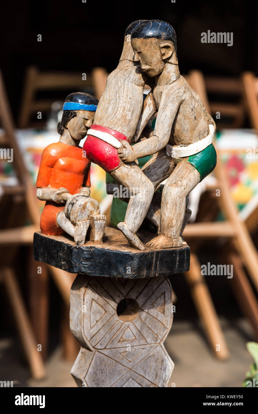 Figure in legno in vernici colorate raffigurano tradizionale vita malgascio. Madagascar, Africa. Foto Stock
