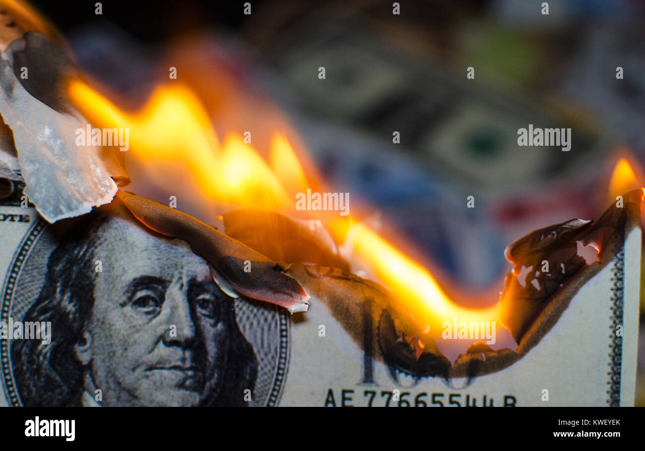 Un centinaio di dollari americani in valuta statunitense è sul fuoco Foto Stock