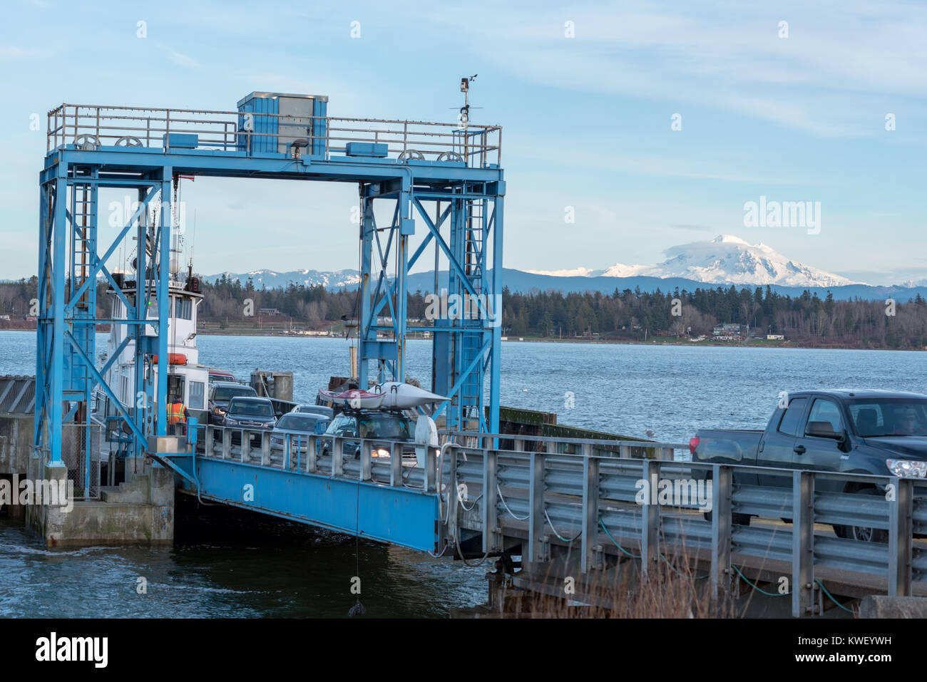 Veicoli drive off di Whatcom Chief traghetto sul Lummi Island Washington. Mt. Baker è in background. Foto Stock