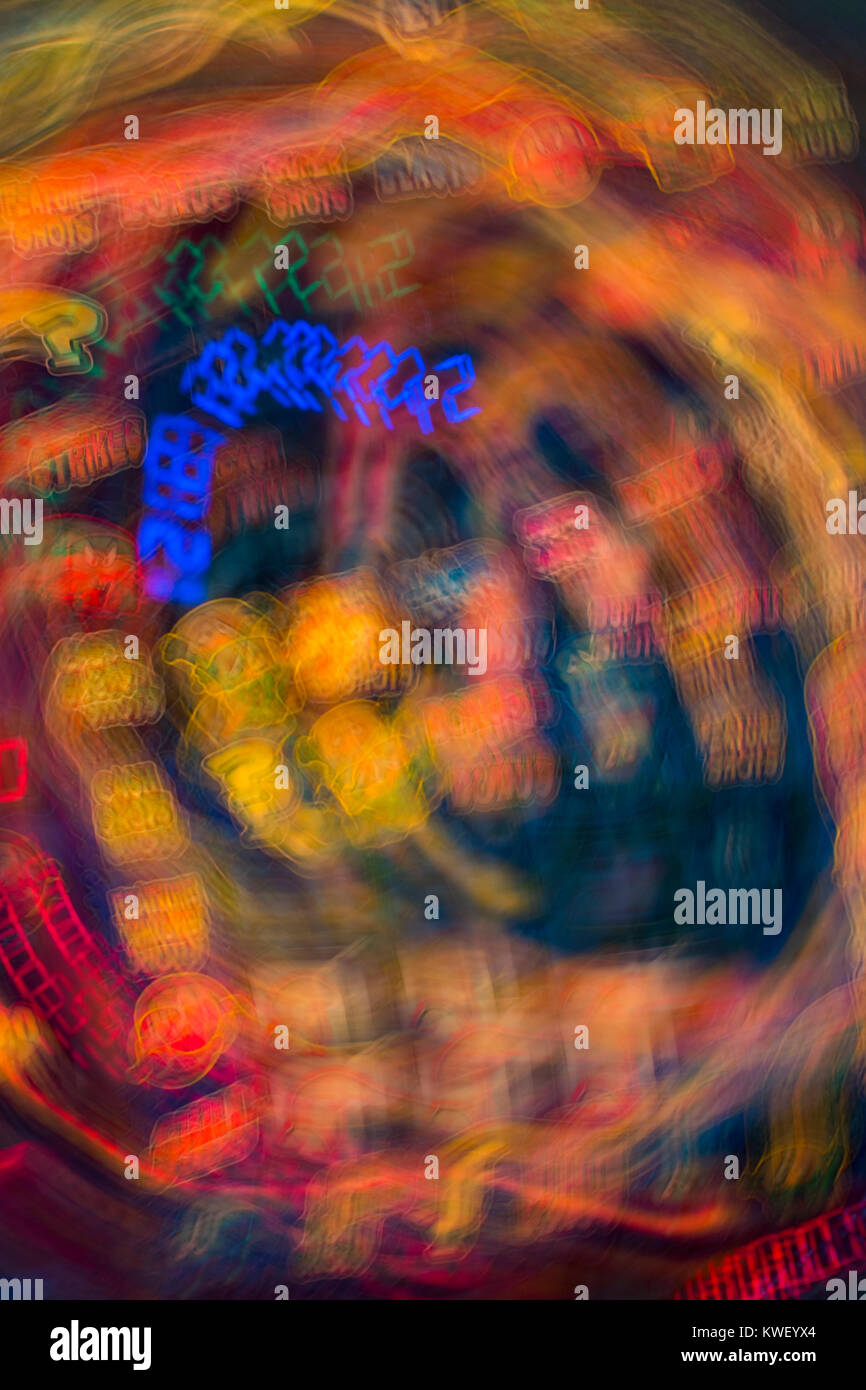 Vorticosi colori astratti - di una macchina da frutta. Metafora pensieri vorticosi, mente vorticosa, mente astratta, focalizzare la mente, luci lampeggianti, simulazione Foto Stock