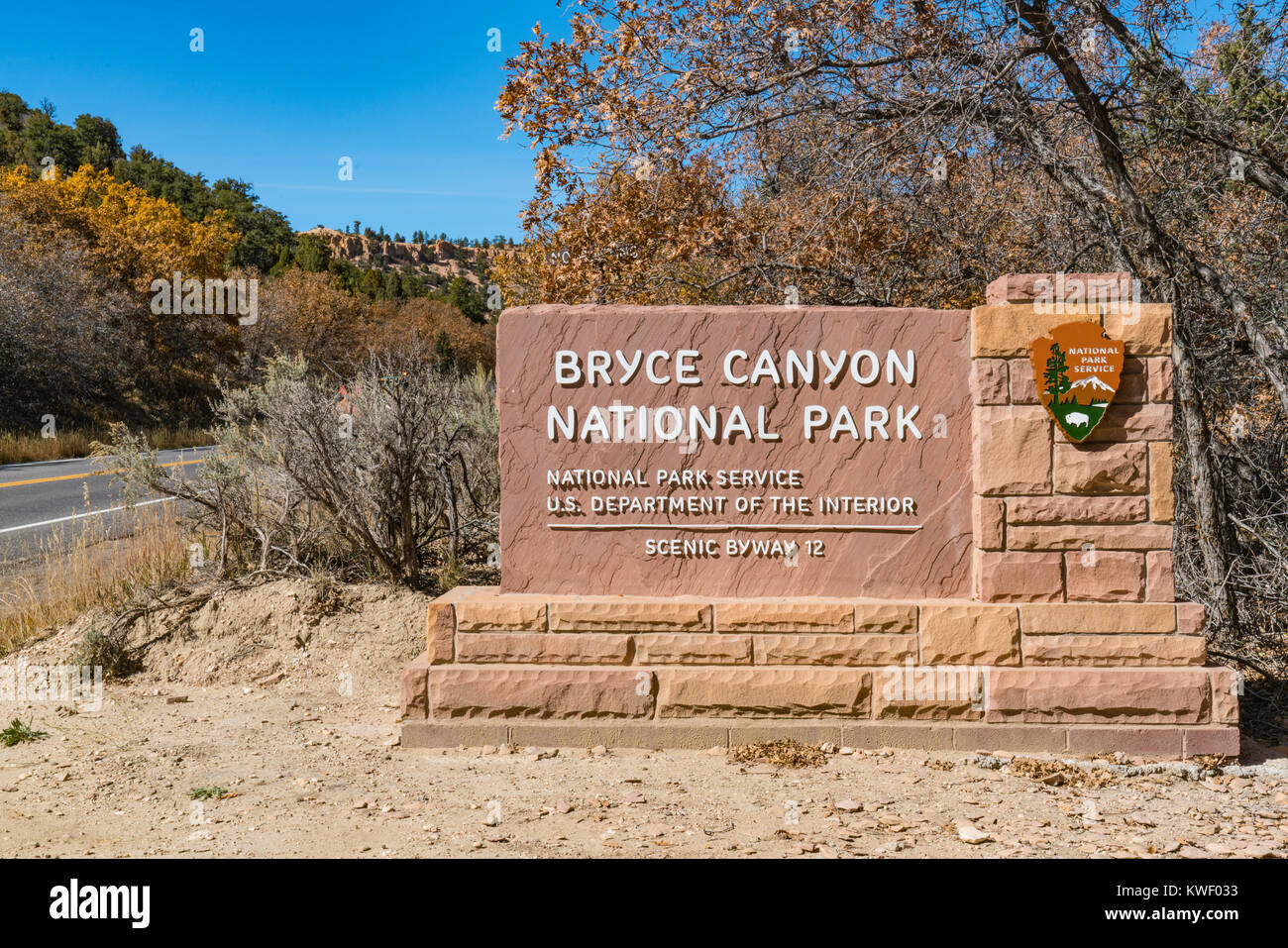 BRYCE, Utah, Stati Uniti d'America - 17 ottobre 2017: Parco Nazionale di Bryce Canyon entrata segno lungo la Scenic Byway 12 in Utah Foto Stock