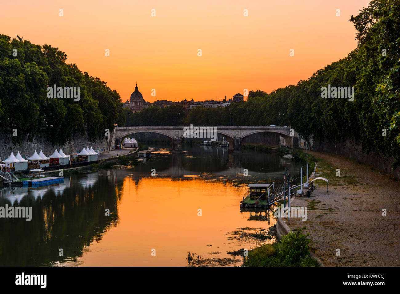 Fiume Tevere al tramonto, con Umberto I Bridge sullo sfondo, Roma, lazio, Italy Foto Stock