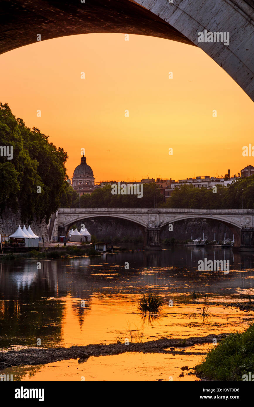 Fiume Tevere al tramonto, con Umberto I Bridge sullo sfondo, Roma, lazio, Italy Foto Stock