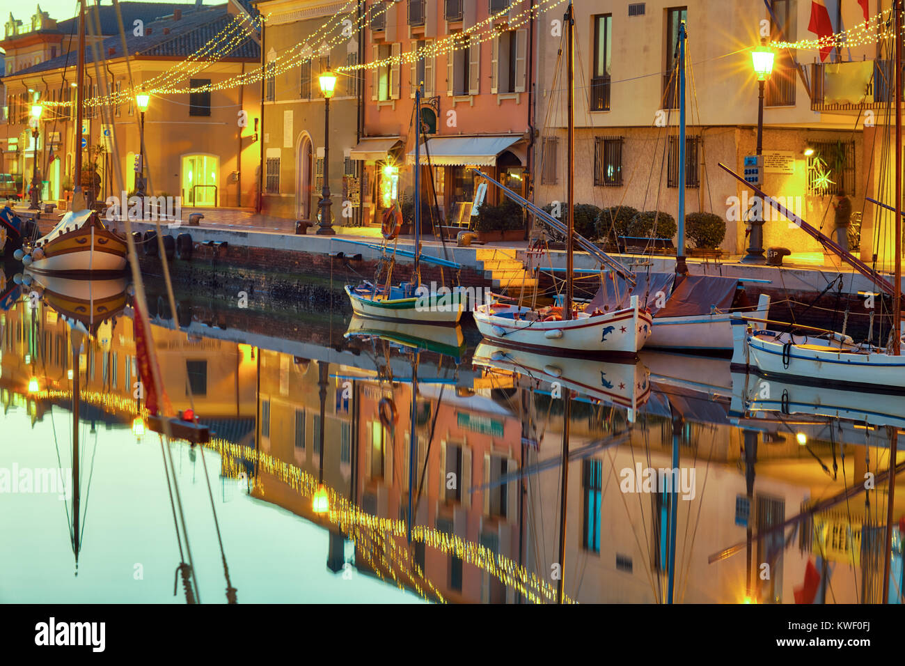 Ora Blu al tramonto sulle decorazioni di Natale del porto canale di Cesenatico, migliore destinazione turistica della Riviera Romagnola in Italia Foto Stock
