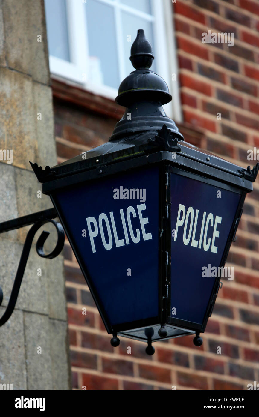 Vista generale di una stazione di polizia di luce nella parte anteriore di Chichester stazione di polizia, West Sussex, Regno Unito. Foto Stock