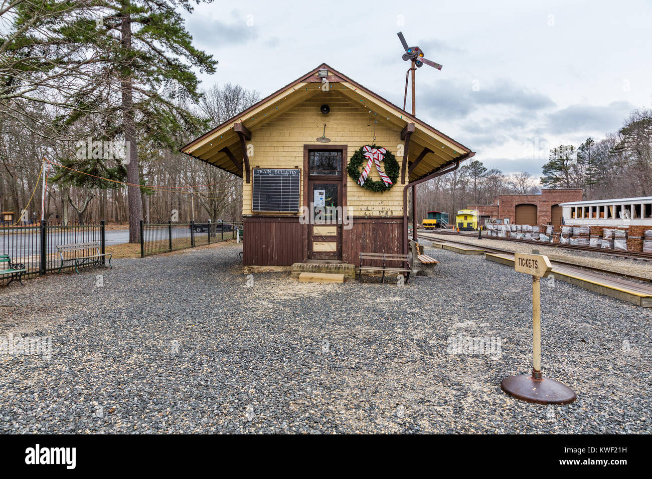 Un vecchio e storico la stazione ferroviaria ad Allaire villaggio nel New Jersey, USA. Allaire villaggio era un vecchio stile coloniale bog comunità di ferro. Foto Stock