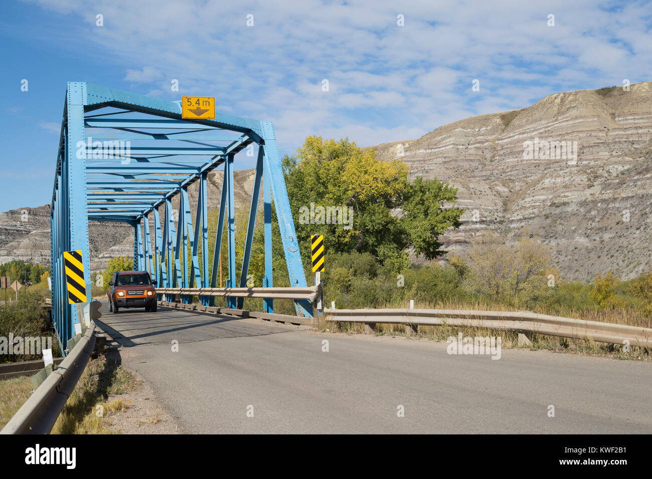 Guida su un camion attraverso un ponte di metallo a una corsia, il numero 9 di una serie di 11 ponti attraverso il fiume Rosebud su un tratto di 6 km da Rosedale a Wayne Foto Stock
