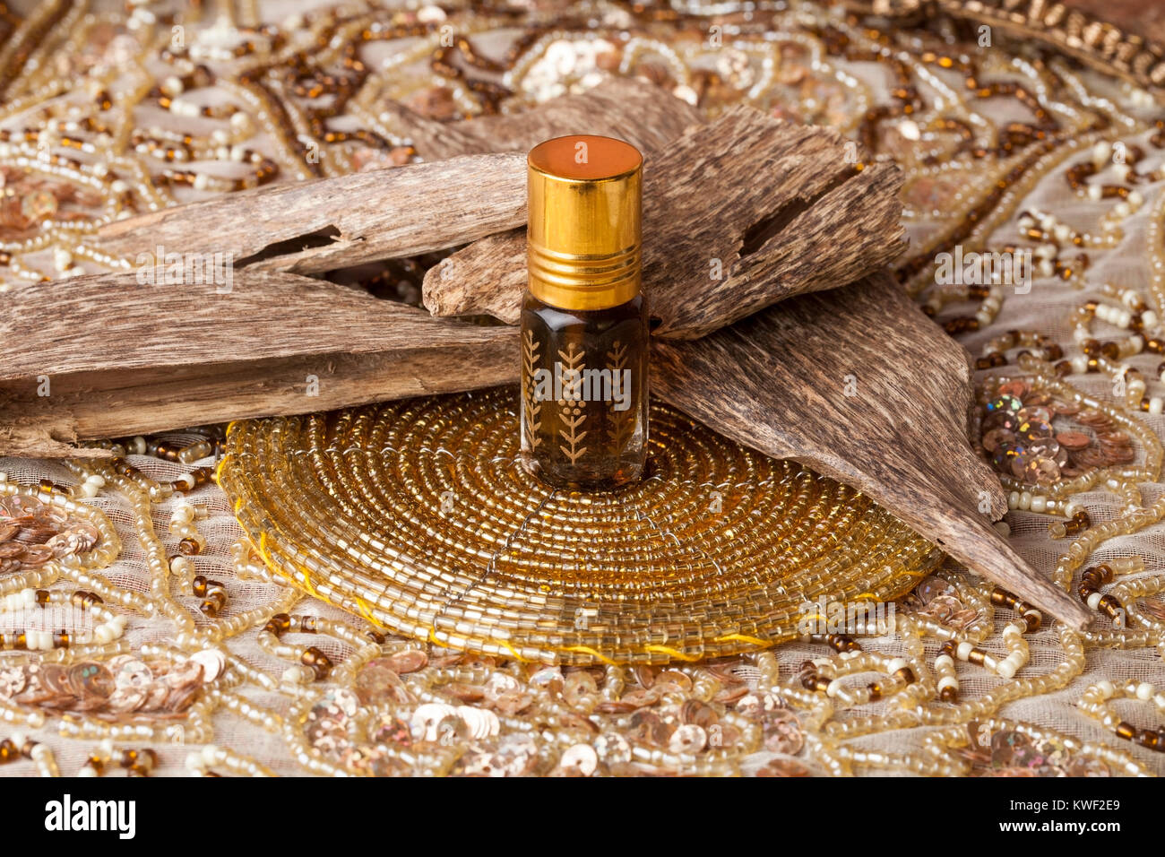 Legno di agar, chiamato anche aloeswood, olio essenziale di incenso e trucioli Foto Stock