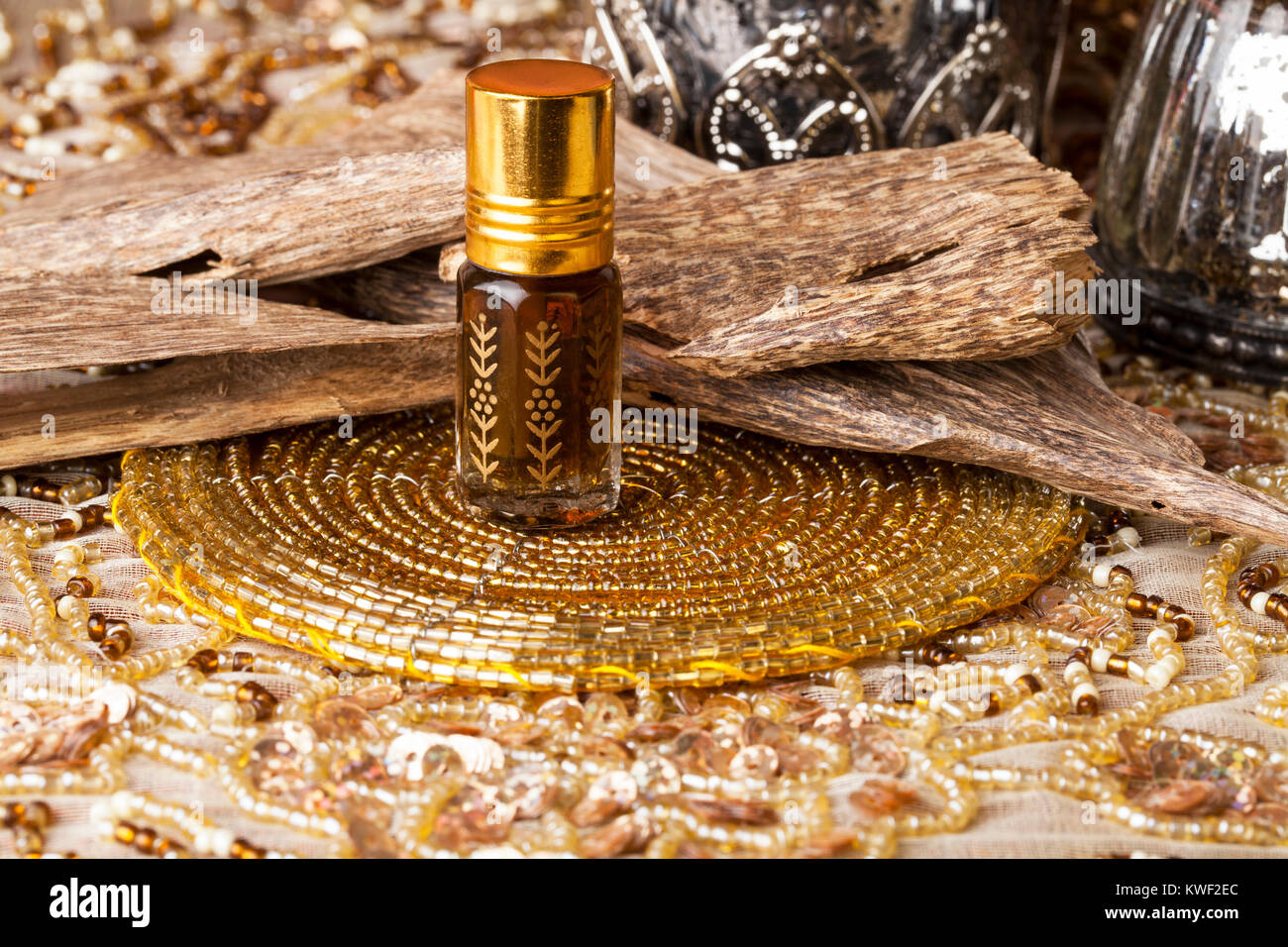 Legno di agar, chiamato anche aloeswood, olio essenziale di incenso e trucioli Foto Stock