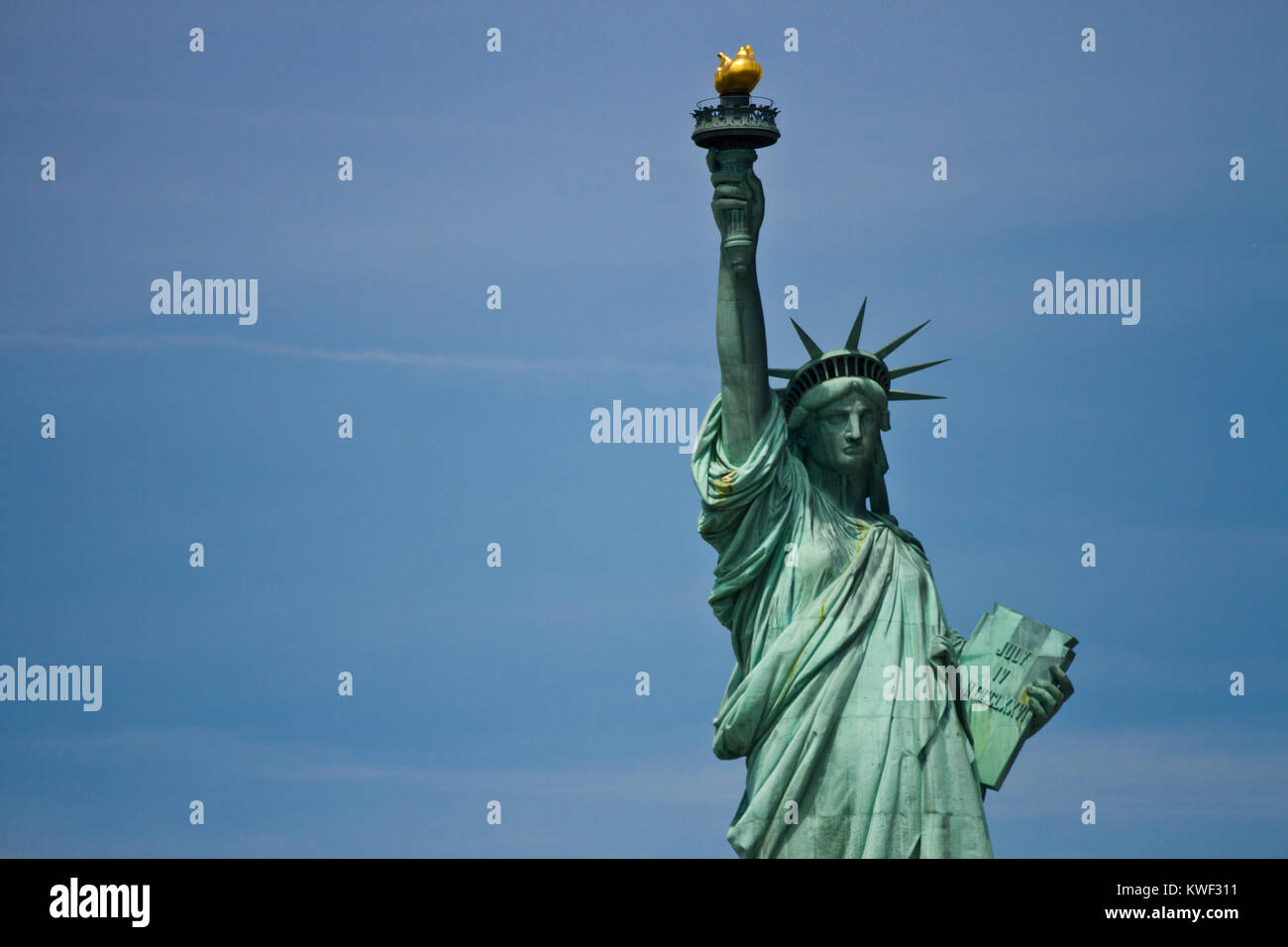 La Statua della Libertà è una colossale scultura neoclassica a Liberty Island nel porto di New York nella città di New York negli Stati Uniti. Foto Stock