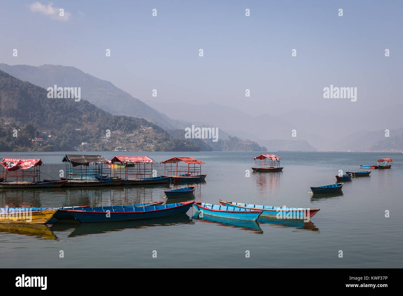 In legno tradizionali rowbaots nel lago Phewa in Pokhara, ai piedi della montagna di Annapurna gamma in Nepal in Asia del Sud. Foto Stock