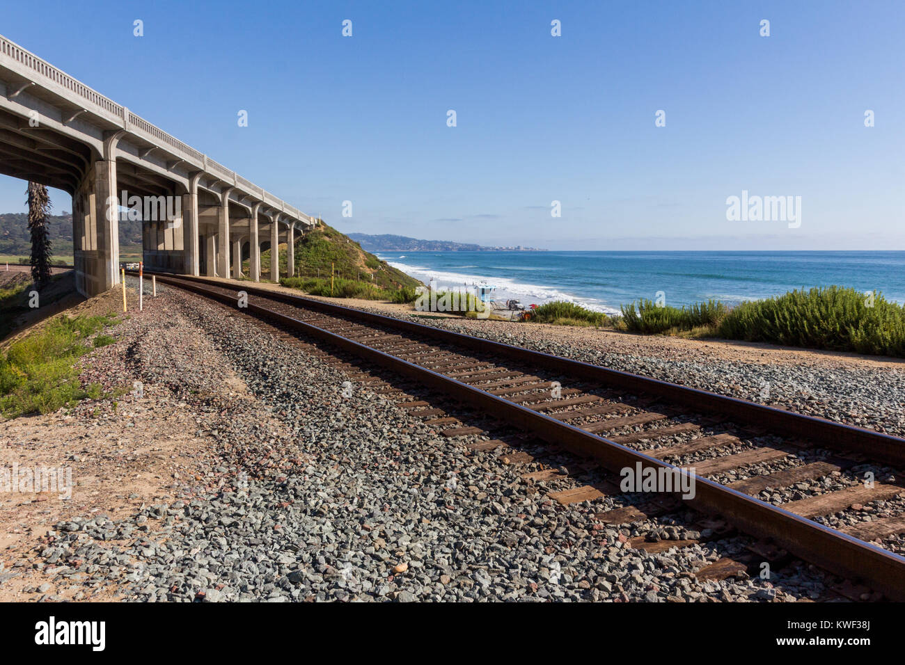 Via treno sulla costa del Mar, California Foto Stock