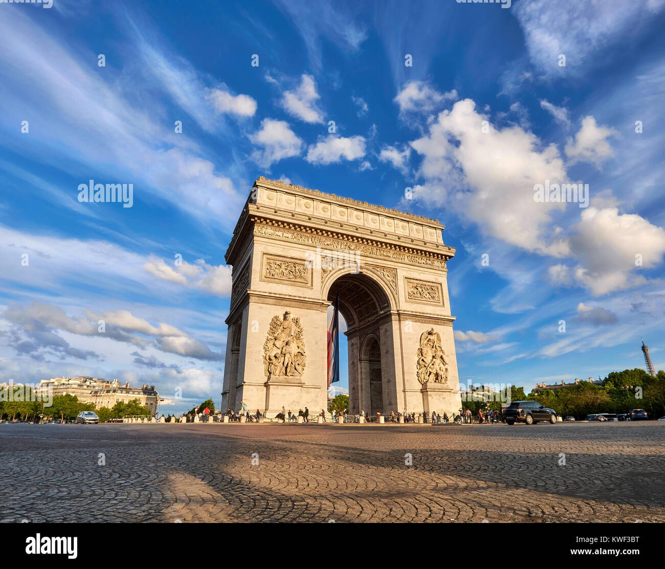 Arco Di Trionfo A Parigi Francia Su Un Luminoso Pomeriggio Con Nuvole Di Piume Dietro Immagine Panoramica Foto Stock Alamy