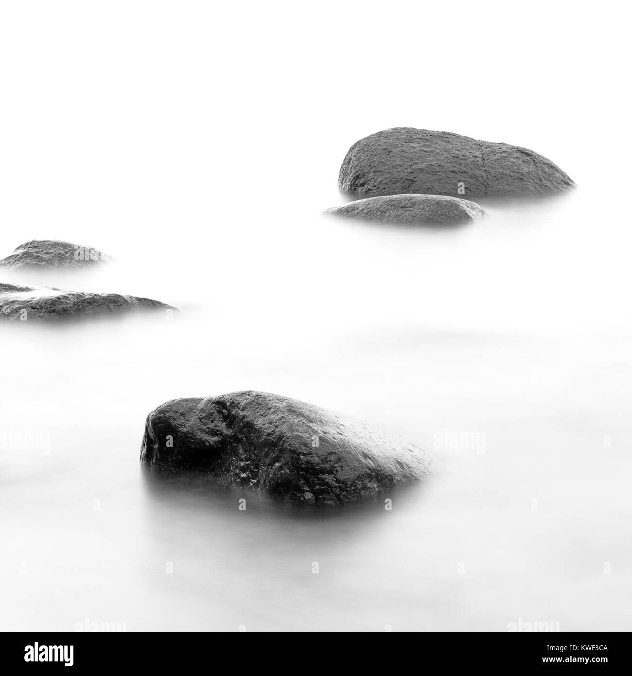 Sera riva acqua di mare e pietre sulla spiaggia Orlowo a Gdynia, Tricity, Polonia Foto Stock