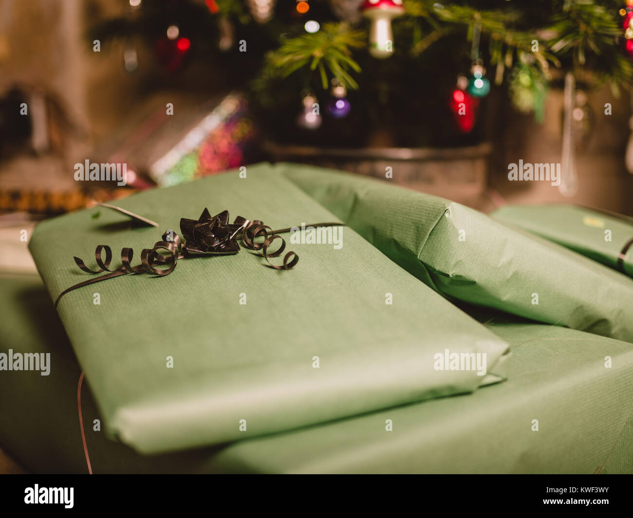 Sacco X Albero Di Natale Un mucchio di regali immagini e fotografie stock ad alta risoluzione