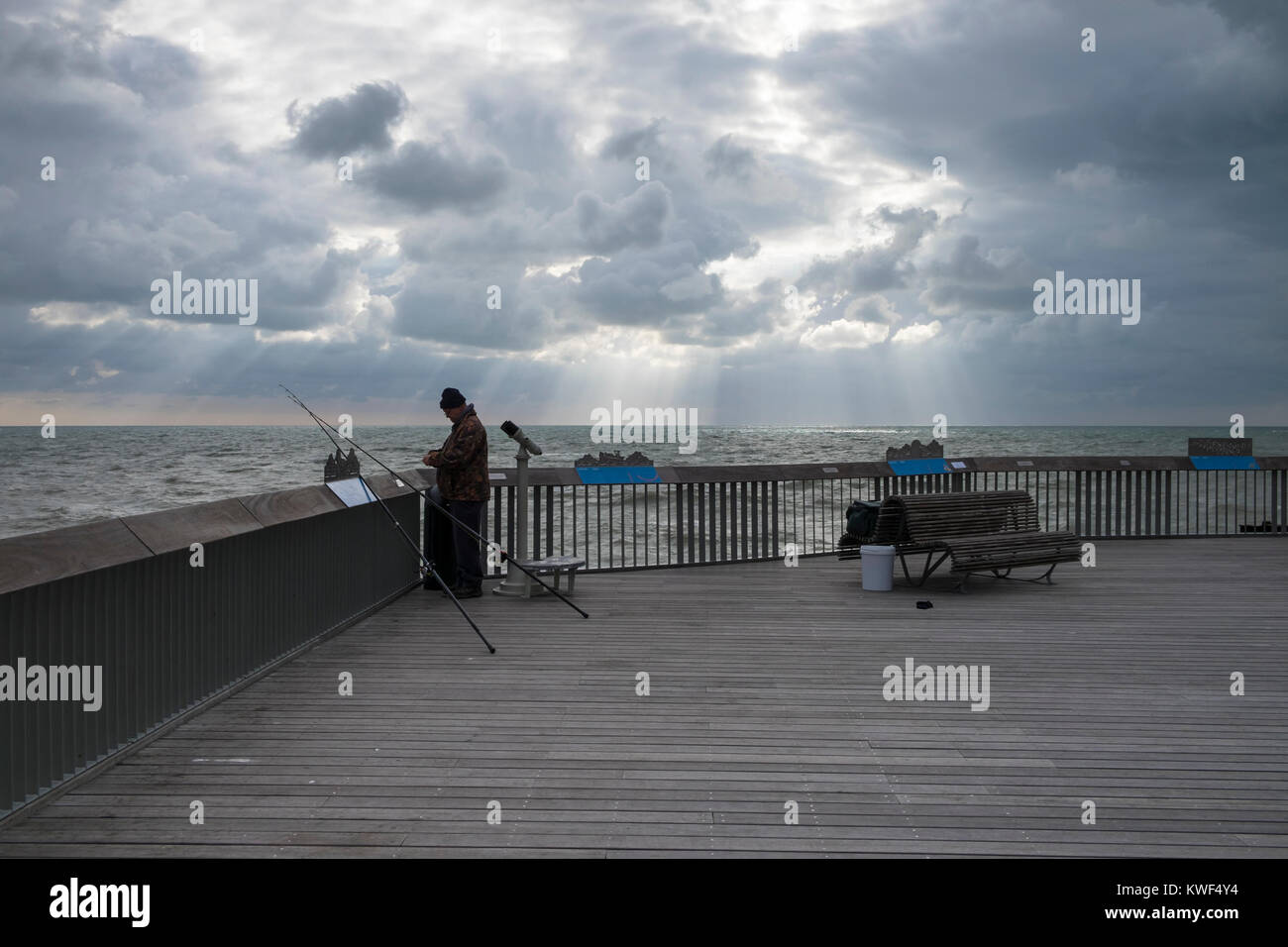Raggi crepuscolari fascio attraverso le nuvole al largo della costa di hastings visto dal molo, East Sussex Foto Stock