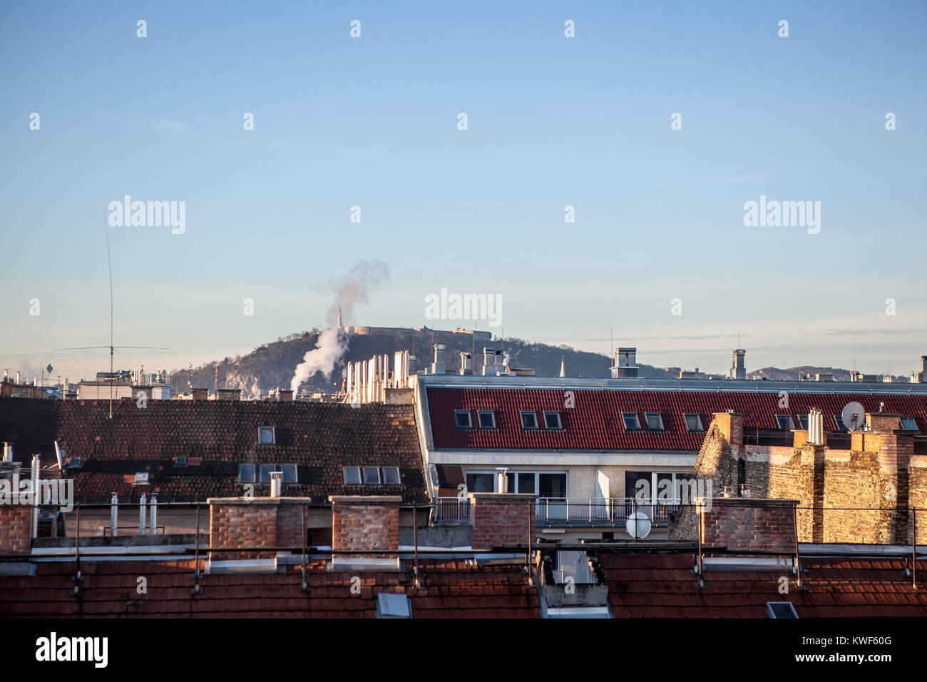 Vista sul tetto che guarda alla collina Gellert e la Statua della Libertà in Budapest, Ungheria. Foto scattata nella luce del mattino, Gennaio 2018. Foto Stock