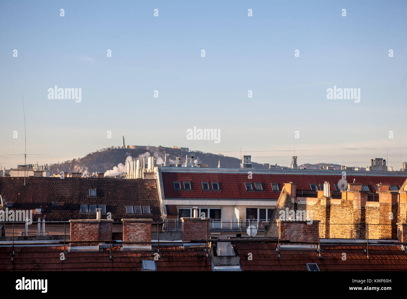 Vista sul tetto che guarda alla collina Gellert e la Statua della Libertà in Budapest, Ungheria. Foto scattata nella luce del mattino, Gennaio 2018. Foto Stock