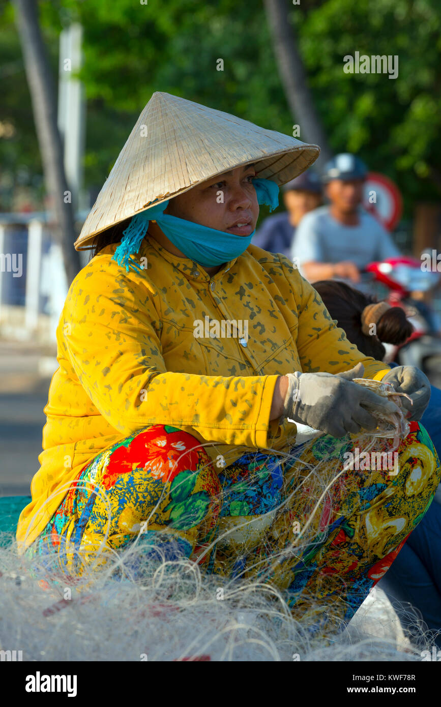 Commercianti di pesce nella città portuale di PhanThiet, Vietnam. Foto Stock