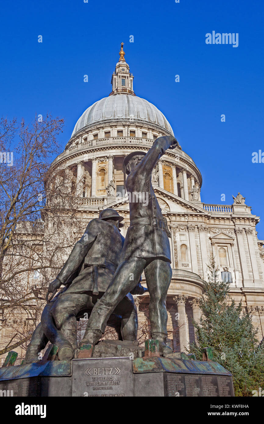 City of London National Memorial vigili del fuoco in un luogo simbolico in Pietro Street a sud di San Paolo Foto Stock