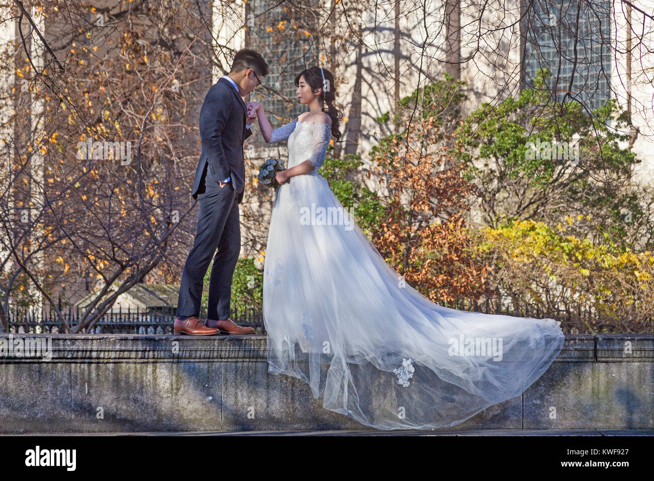 Una giovane coppia giapponese in posa per le fotografie del vostro matrimonio nella Cattedrale di St Paul Garden Foto Stock