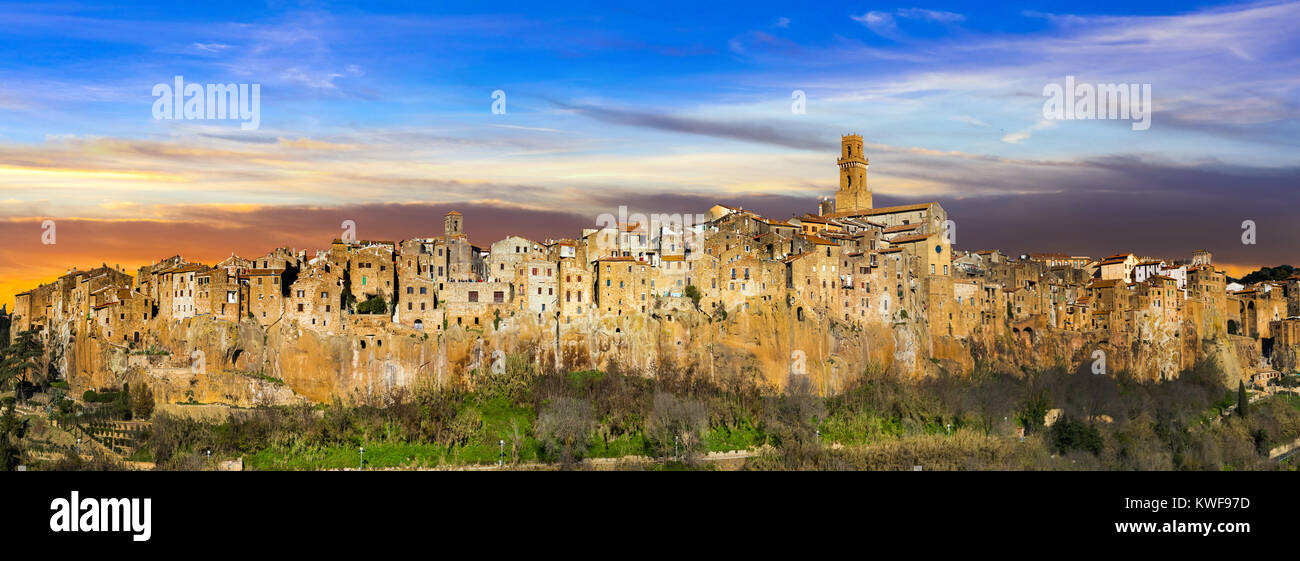 Suggestivo borgo di Pitigliano oltre il tramonto,Toscana,l'Italia. Foto Stock