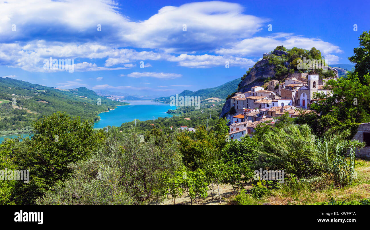 Impressionante Pietraferrazzana village, con vista sul lago di Bomba,l'Abruzzo,l'Italia. Foto Stock