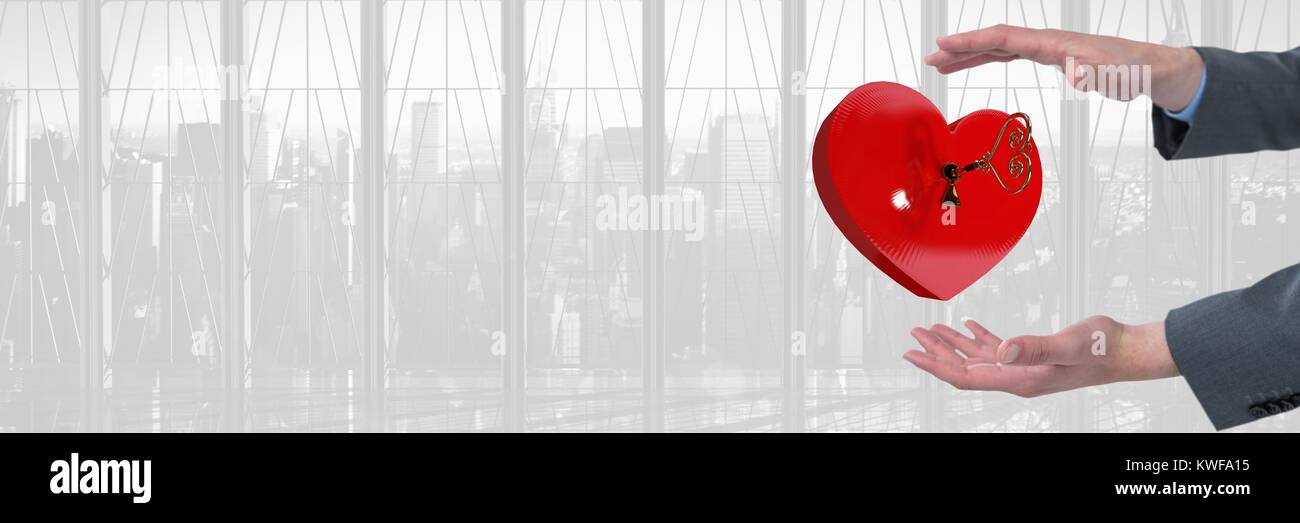 aprire la mano e il cuore con la chiave accanto alla finestra dell'ufficio Foto Stock