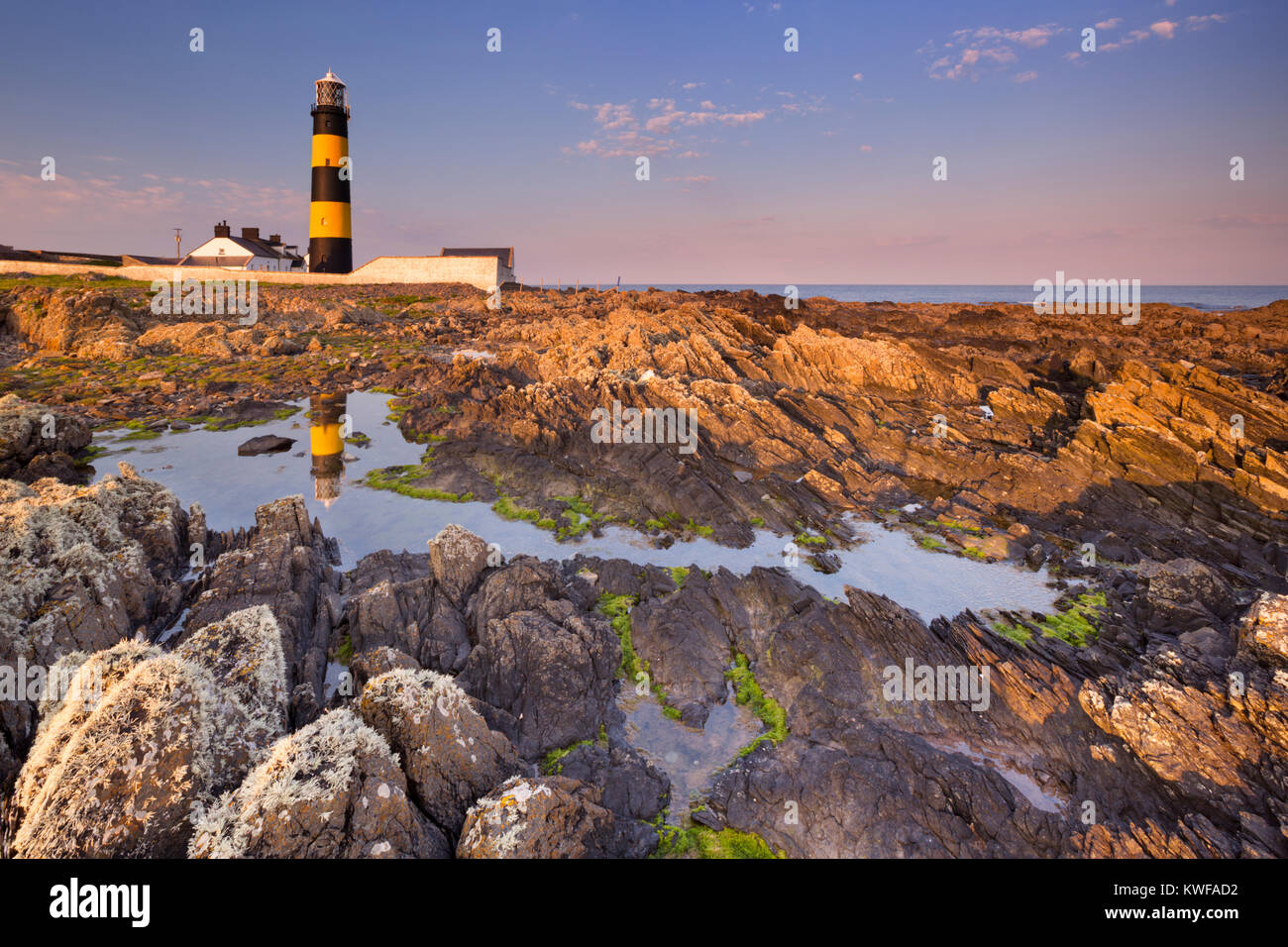 Il San Giovanni Point Lighthouse in Irlanda del Nord fotografata al tramonto. Foto Stock