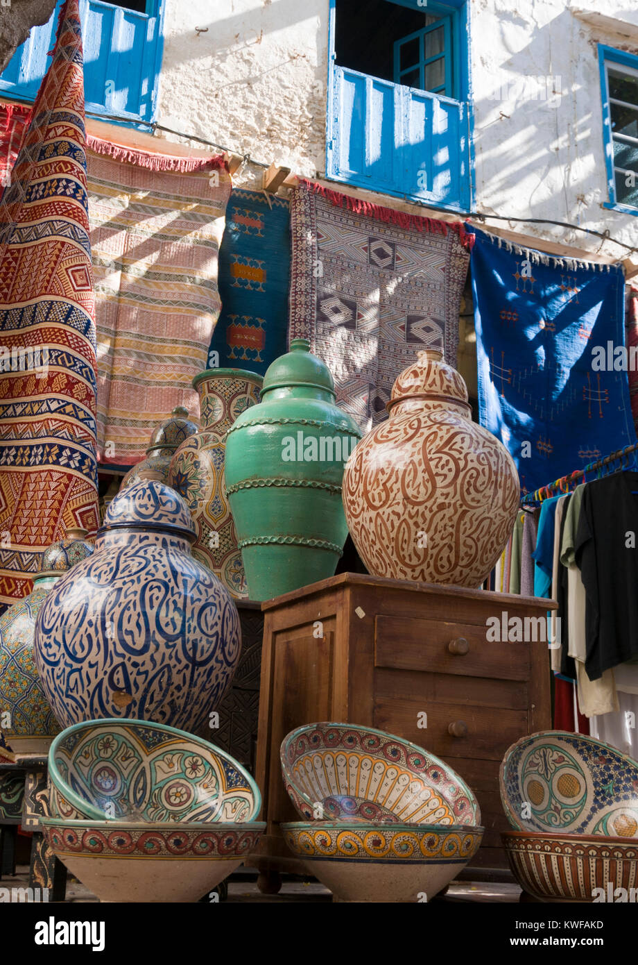 I tappeti marocchini, tappeti, pentole e vasi per la vendita Foto Stock