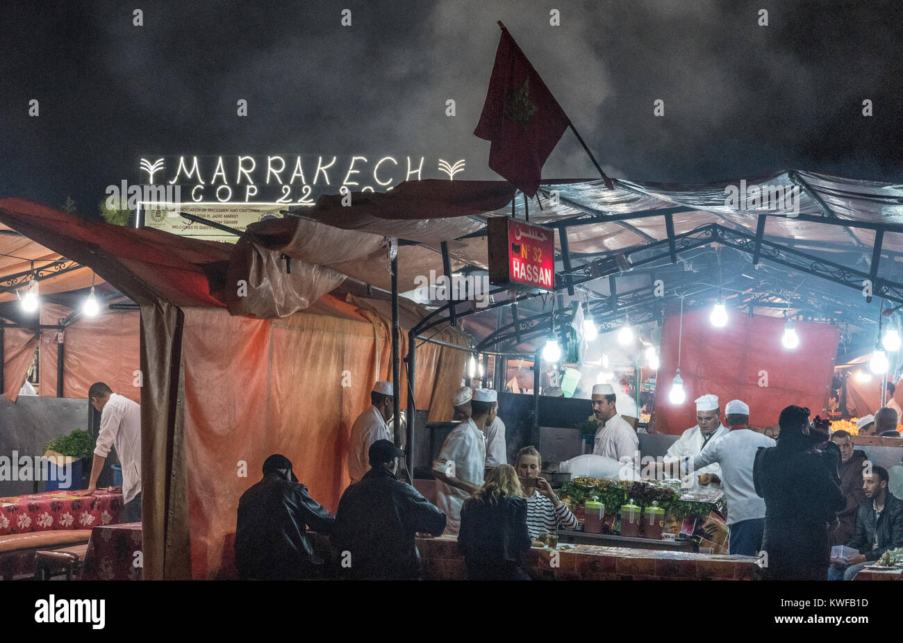 Cop22, conferenza sui cambiamenti climatici che si terrà in Piazza Jemaa el Fna, la piazza con outdooor ristoranti Foto Stock