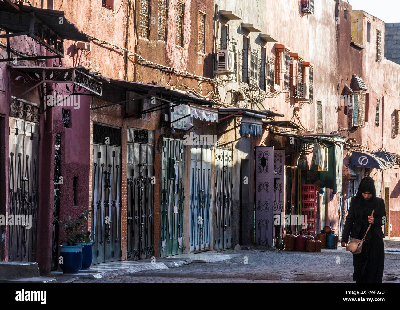 Back Street nella medina con architettura tradizionale, finestre, porte e archi. Foto Stock