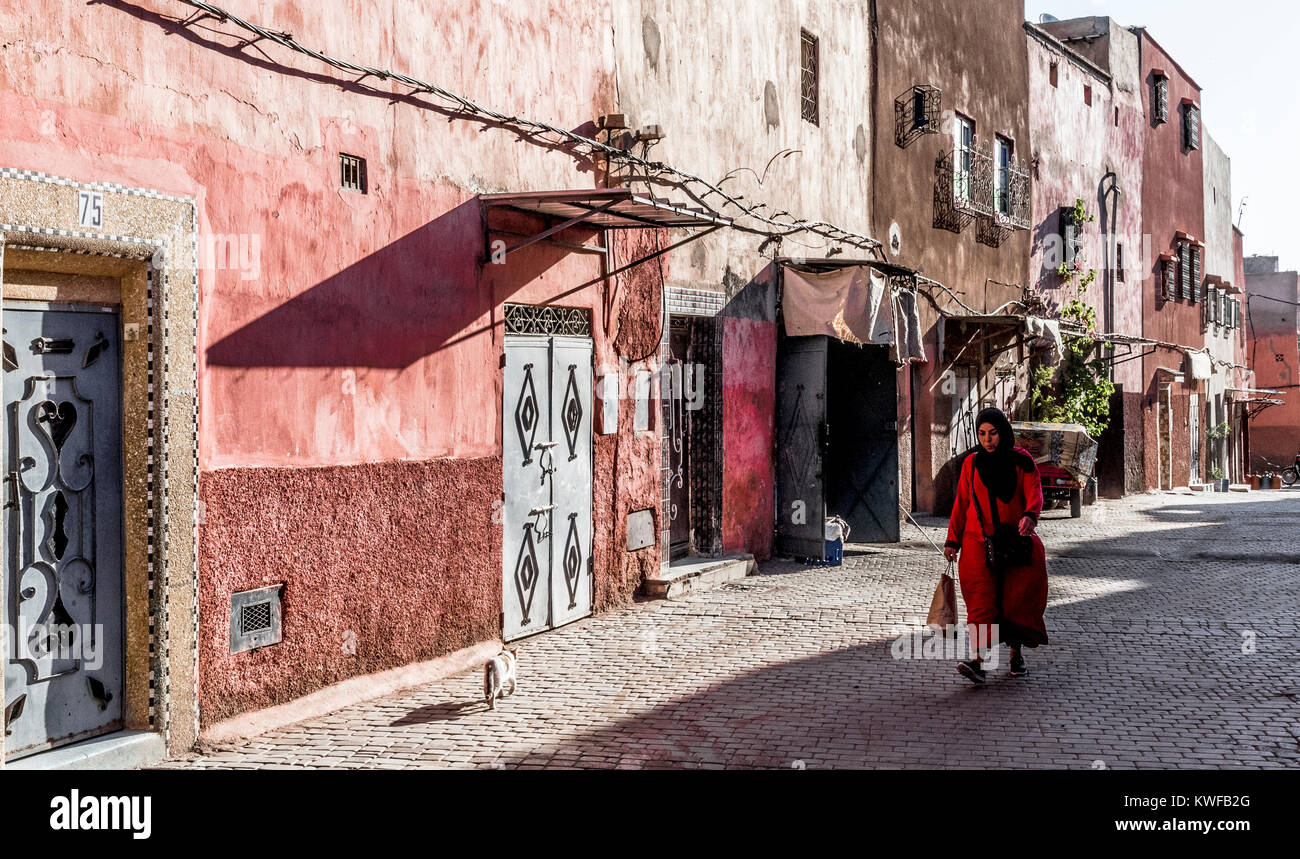 Back Street nella medina con architettura tradizionale, finestre, porte e archi. Foto Stock