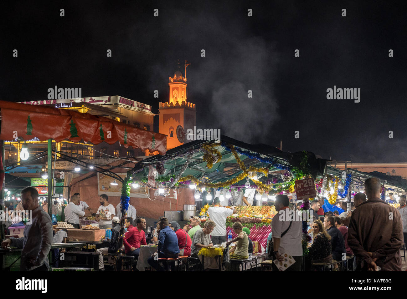 Cenare al fresco presso i ristoranti all'aperto in Piazza, Marrakech. Foto Stock