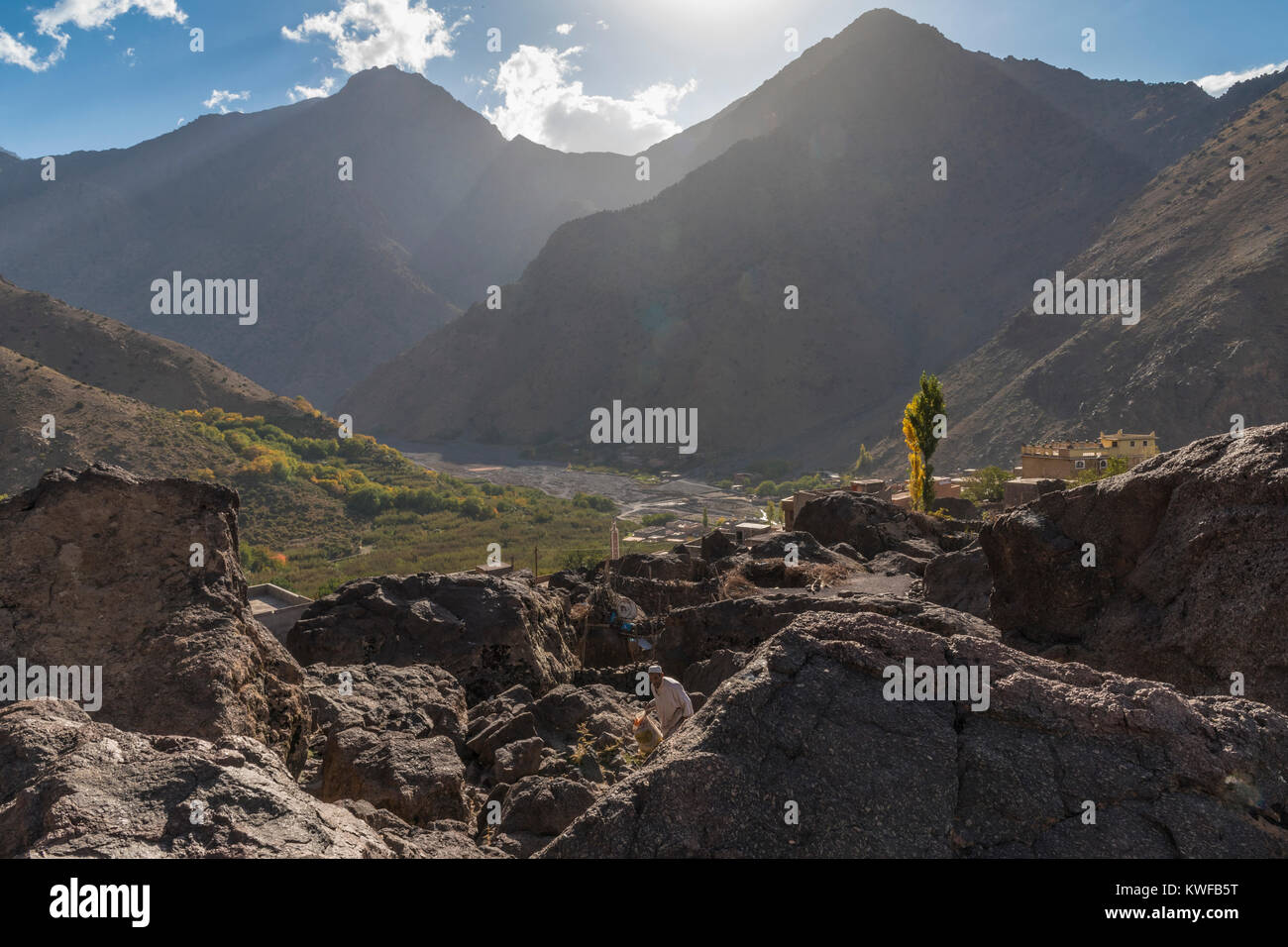 Vista di Aremd, Imili Valley, merita colori autunnali sugli alberi di pioppo, Marocchina Alto Atlante. Foto Stock