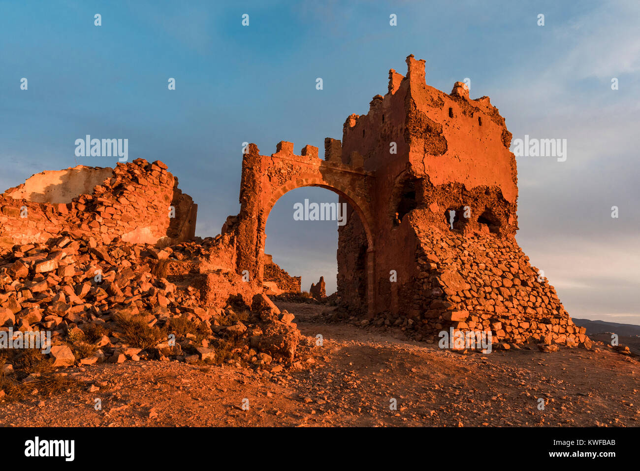 Ultimo sun sull'ambra incandescente muratura in pietra di Mhirleft Kasbah. Marocco costa atlantica. Foto Stock