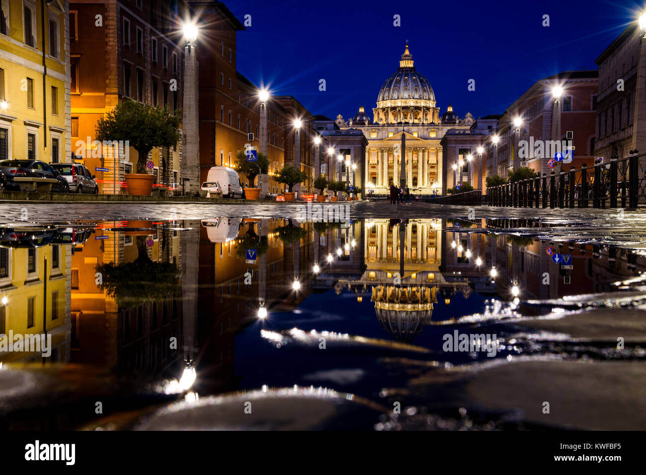 Via della Conciliazione con la Basilica di San Pietro si riflette in una pozzanghera, Roma, lazio, Italy Foto Stock