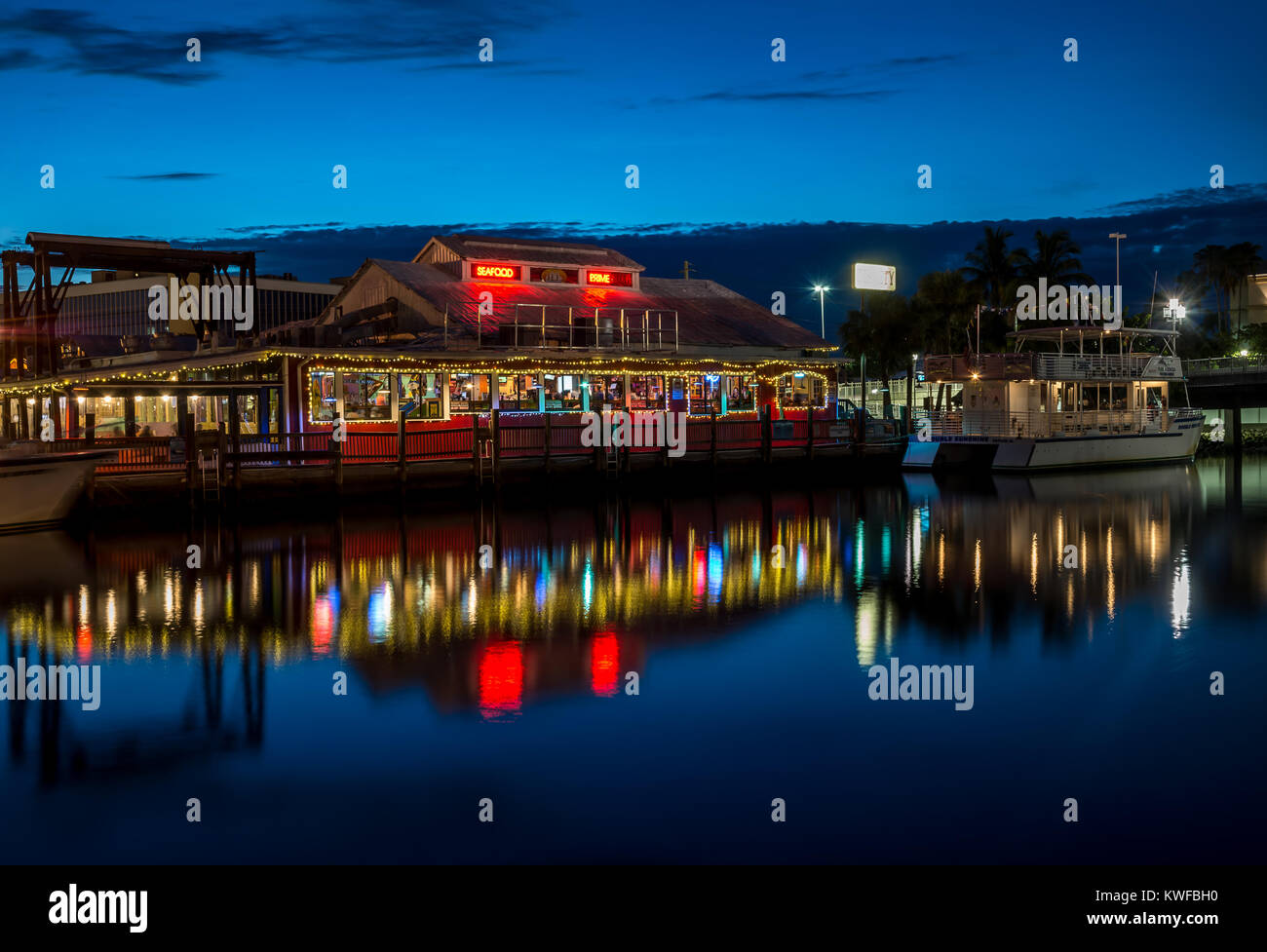 Dal porto di Napoli di Notte Foto Stock