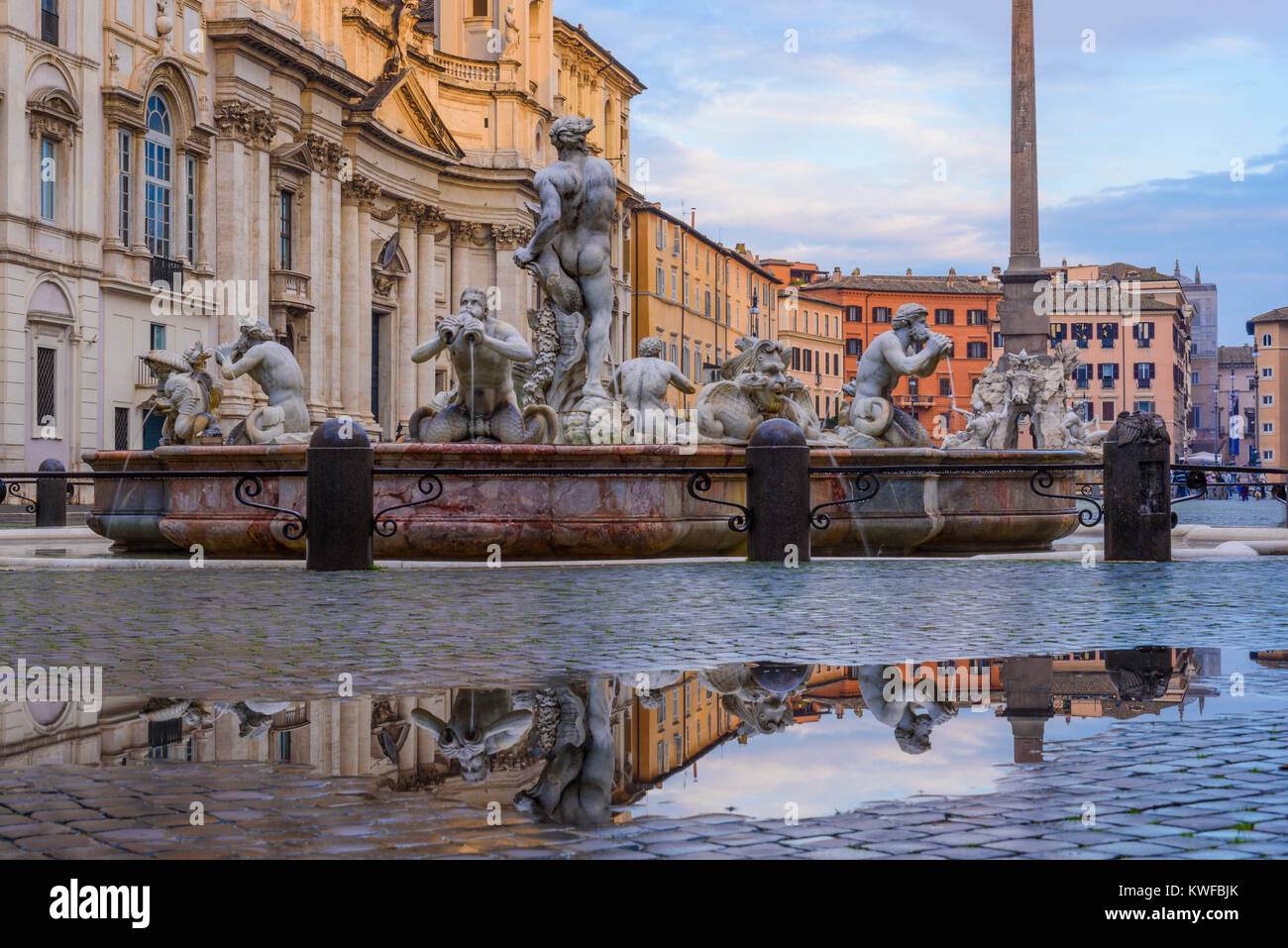 La Fontana del Moro (Fontana di Moro) riflesso in una pozzanghera, Piazza Navona, Roma, lazio, Italy Foto Stock
