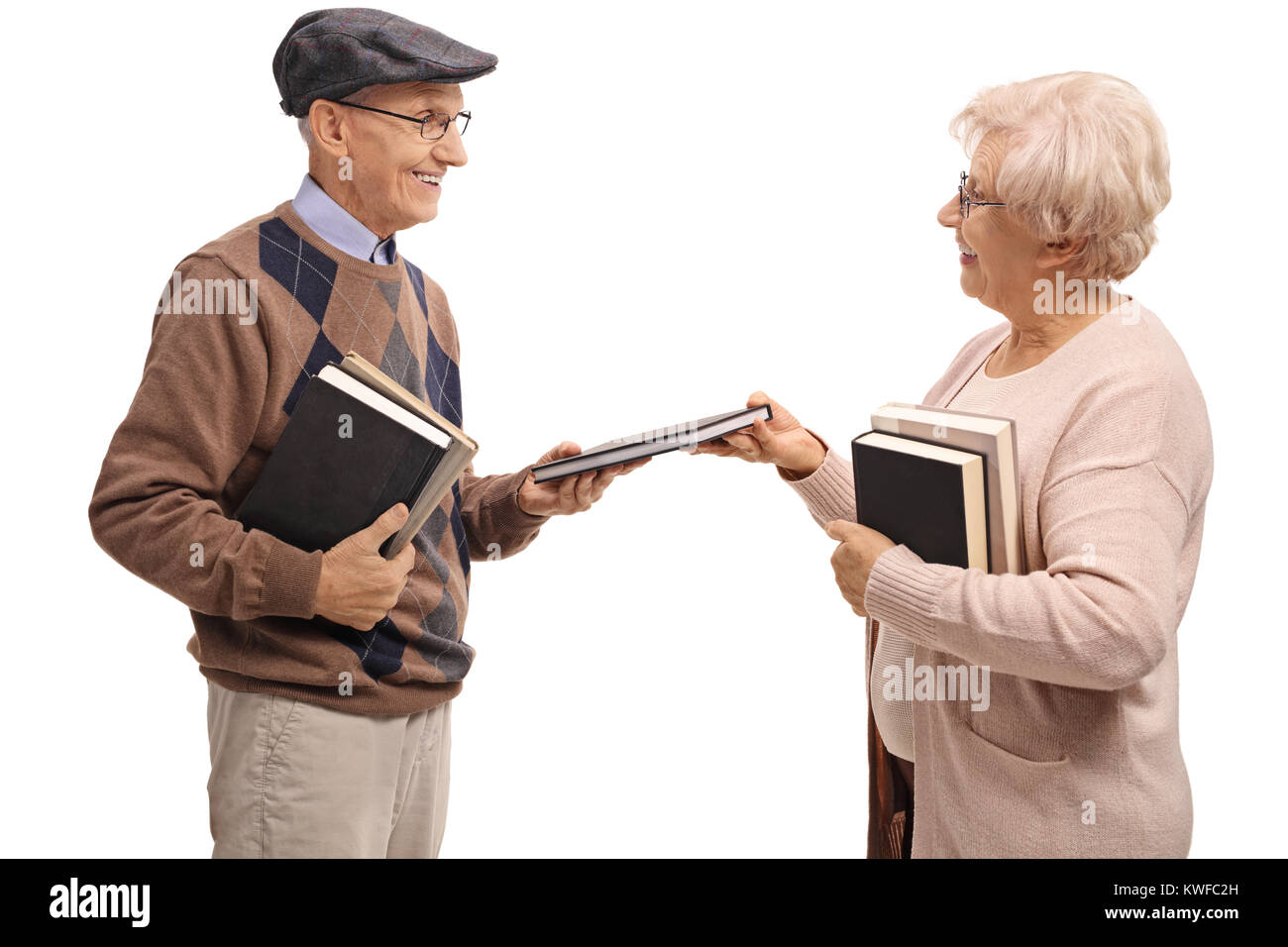 Uomo anziano e una donna anziana scambiare libri isolati su sfondo bianco Foto Stock