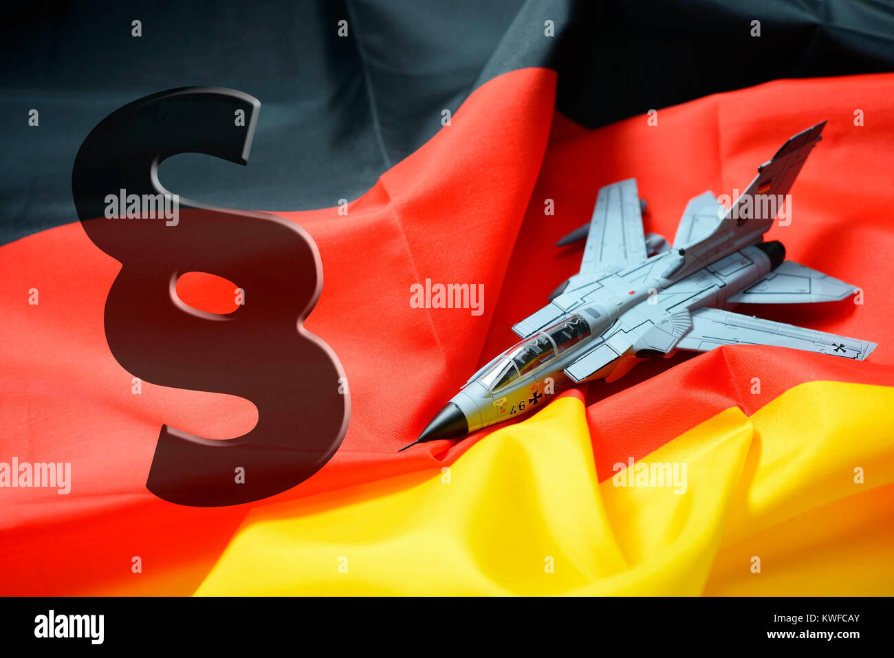 Tornado sulla bandiera della Germania con la sezione segno, assegnazione degli esteri delle forze armate, Tornado auf Deutschlandfahne mit Paragraphenzeichen, Auslandseinsat Foto Stock