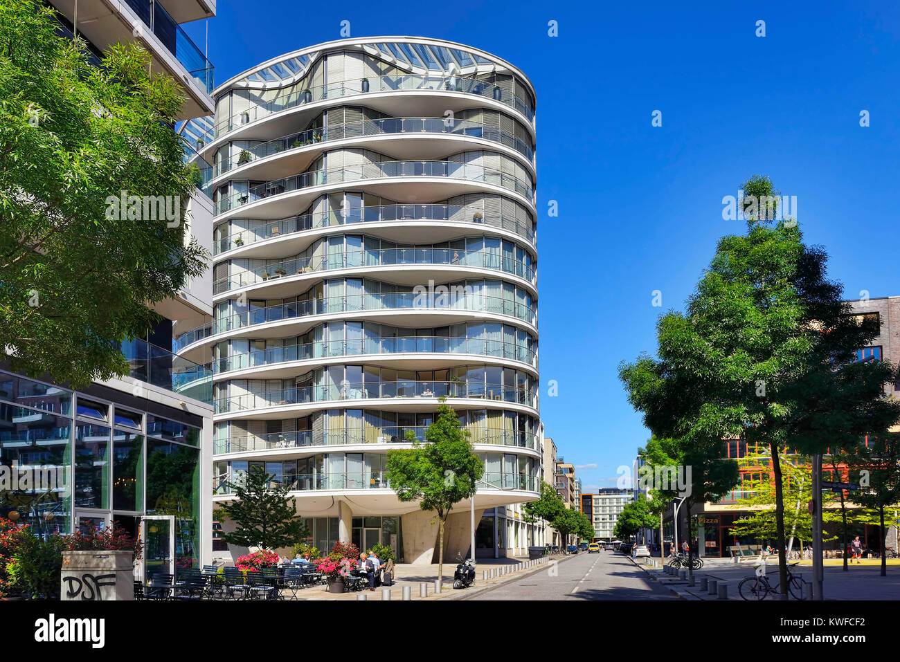 Torre residenziale ovale e imperial quay nella città portuale di Amburgo, Germania, Europa, ovale Wohnturm und Kaiserkai in der Hafencity von Hamburg, De Foto Stock