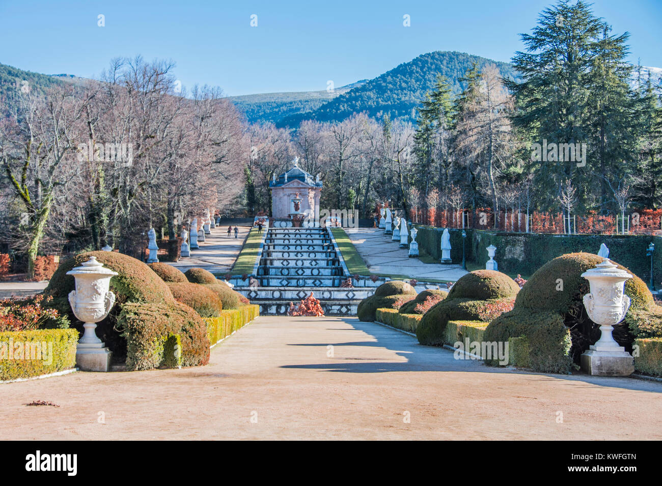 Il percorso e la fontana su scale nei giardini che circondano il palazzo reale La Granja de San Ildefonso Segovia Spagna Foto Stock