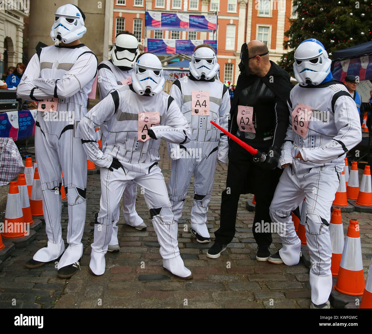 Quattordici squadre prende parte alla grande pudding natalizio gara in Covent Garden di Londra. I partecipanti abiti fantasiosi costumi compete nella gara divertente per raccogliere fondi a favore della ricerca sul cancro del Regno Unito con: atmosfera dove: Londra, Regno Unito quando: 02 Dic 2017 Credit: WENN.com Foto Stock