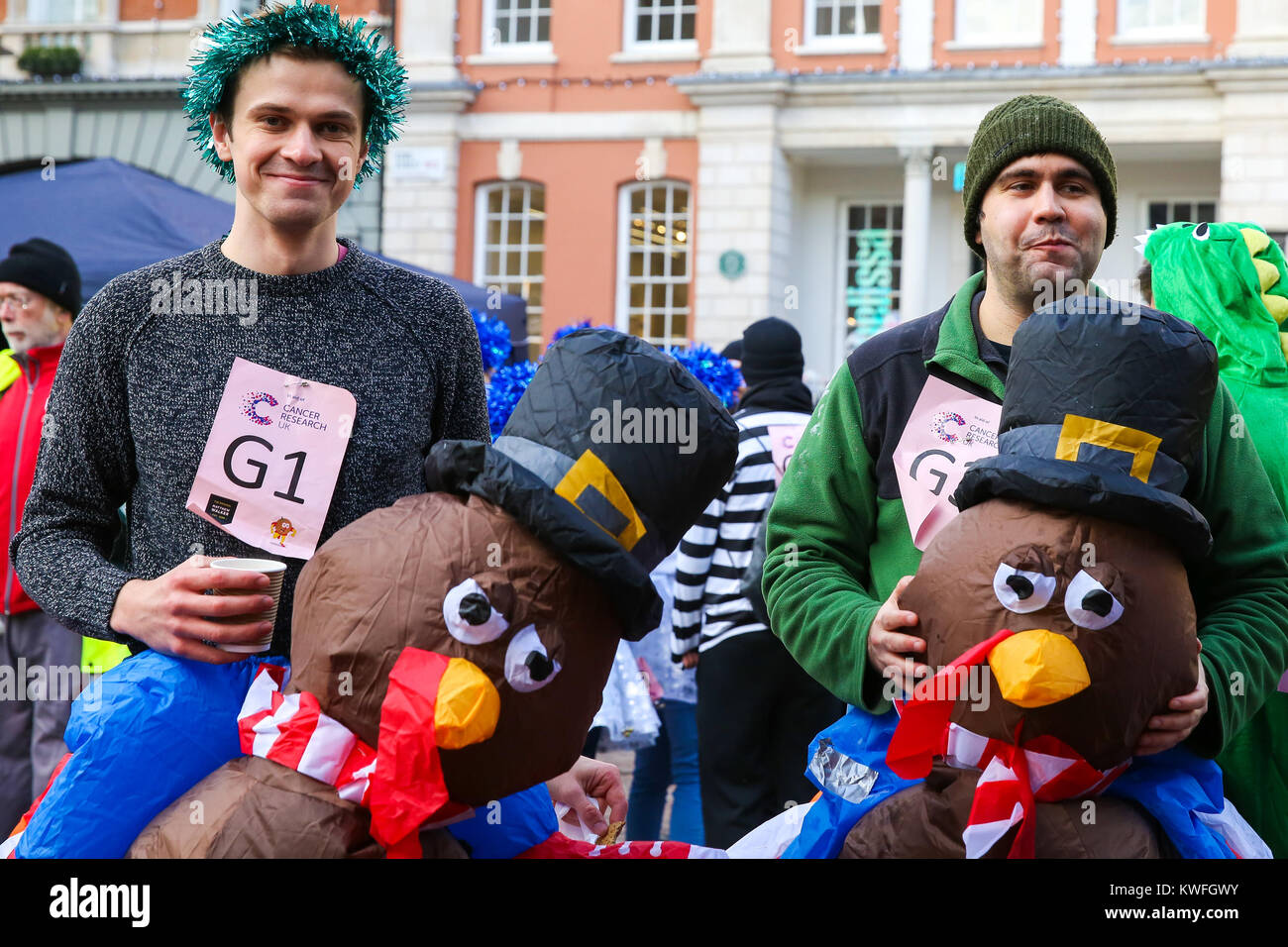 Quattordici squadre prende parte alla grande pudding natalizio gara in Covent Garden di Londra. I partecipanti abiti fantasiosi costumi compete nella gara divertente per raccogliere fondi a favore della ricerca sul cancro del Regno Unito con: atmosfera dove: Londra, Regno Unito quando: 02 Dic 2017 Credit: WENN.com Foto Stock