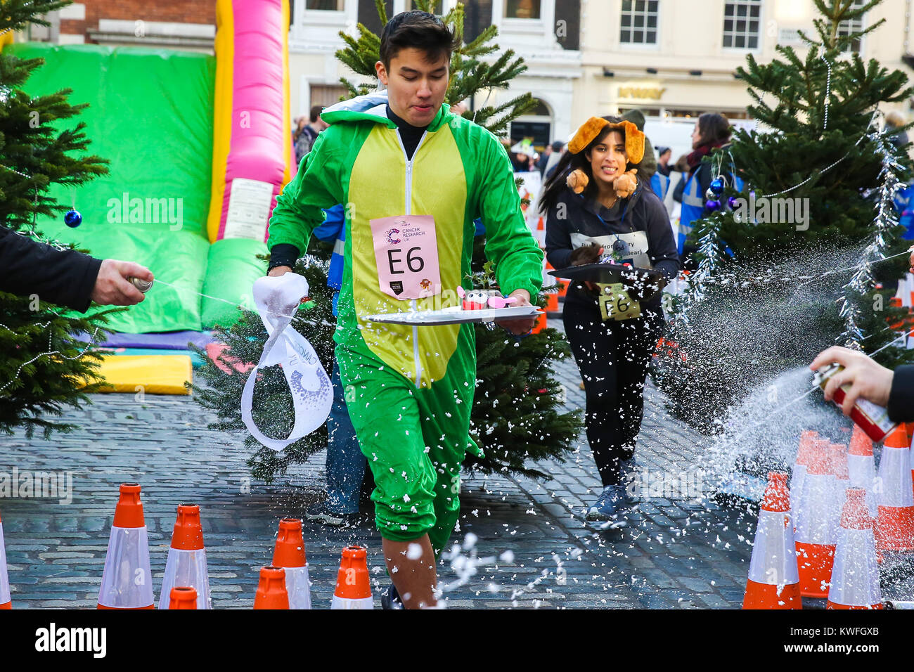 Quattordici squadre prende parte alla grande pudding natalizio gara in Covent Garden di Londra. I partecipanti abiti fantasiosi costumi compete nella gara divertente per raccogliere fondi a favore della ricerca sul cancro del Regno Unito con: atmosfera dove: Londra, Regno Unito quando: 02 Dic 2017 Credit: WENN.com Foto Stock